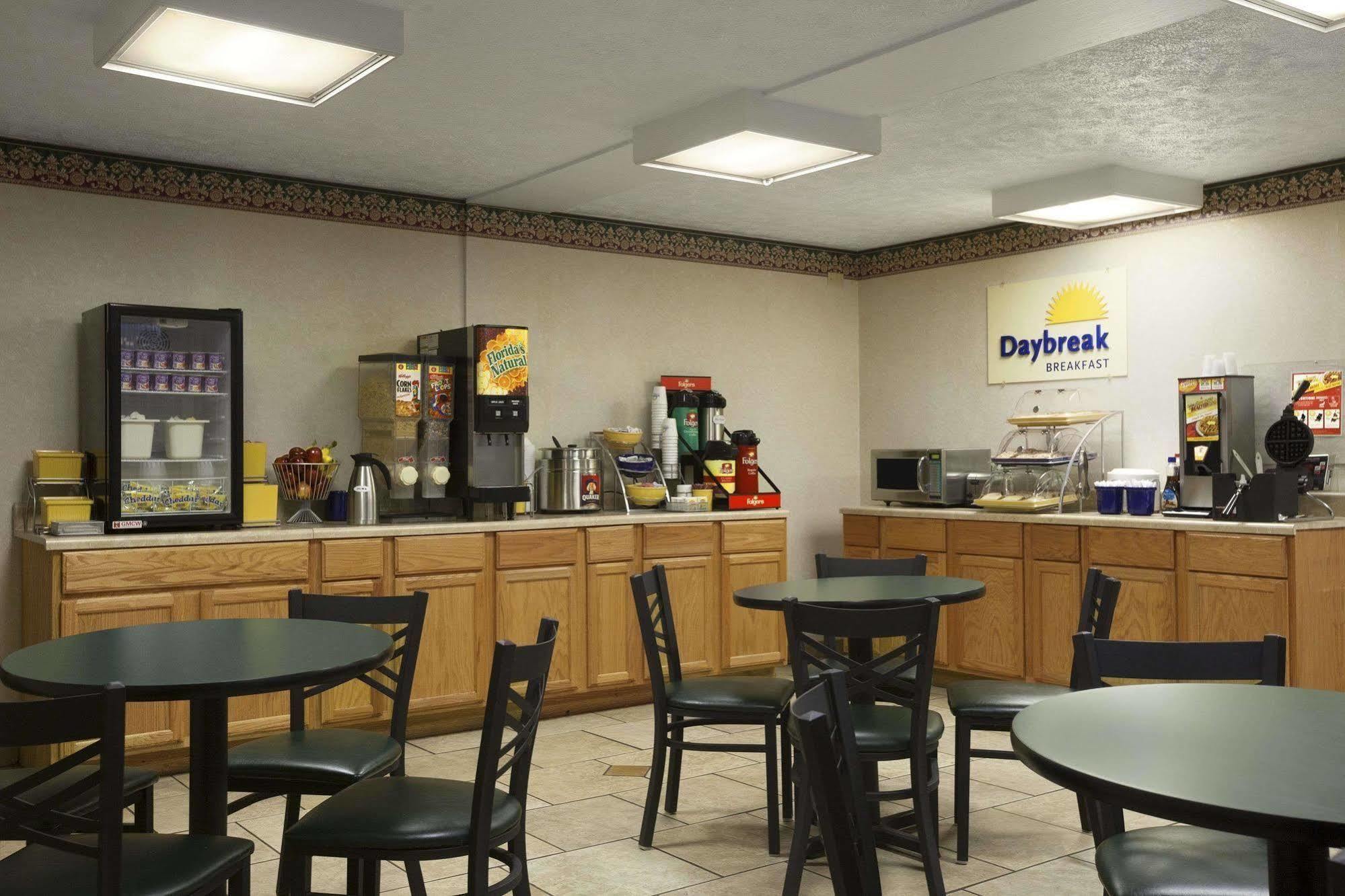Days Inn By Wyndham Waynesboro Bagian luar foto